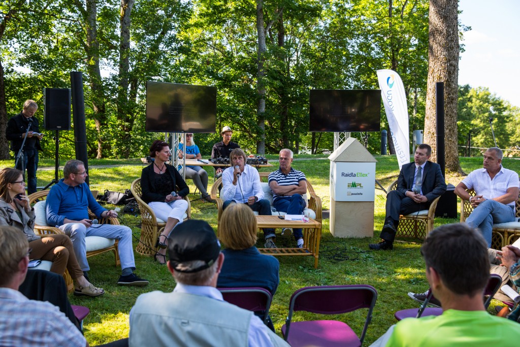 Eesti liikluse üle arutlesid Mari Jüssi, Alo Kirsimäe, Sirli Tallo, Indrek Koemets, Toomas Kivimägi, Indrek Sirk ning Sven Pertens. 